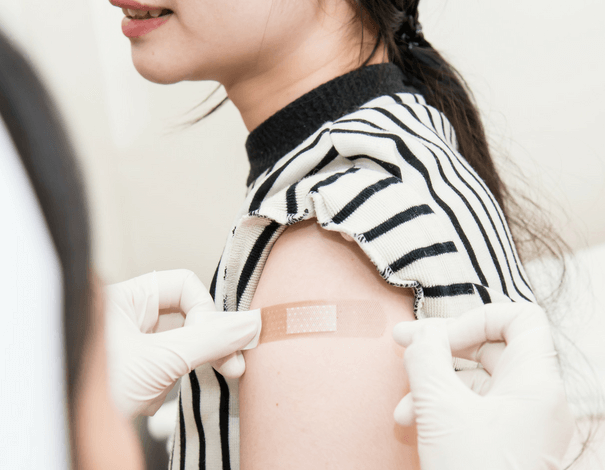 fille recevant un vaccin sur le bras