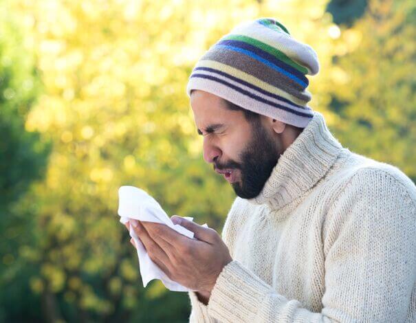 homme éternue allergies