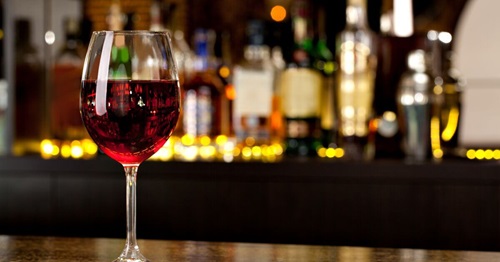 Verre de vin déposé sur un bar