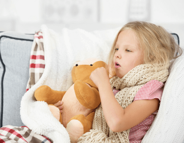 Petite fille malade avec la grippe