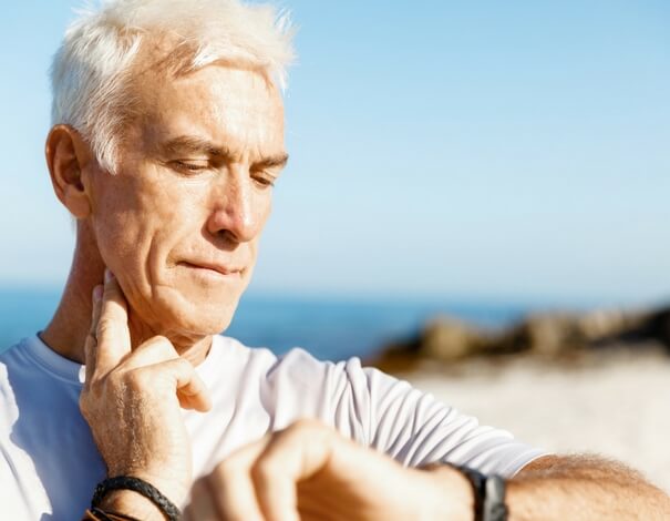 homme âgé prenant son pouls