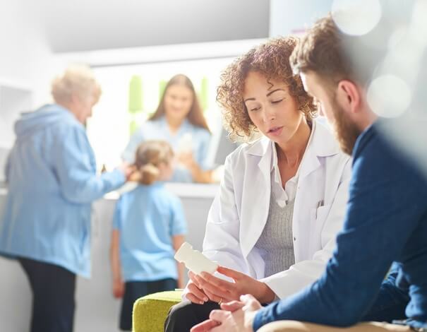 pharmacienne conseillant patient